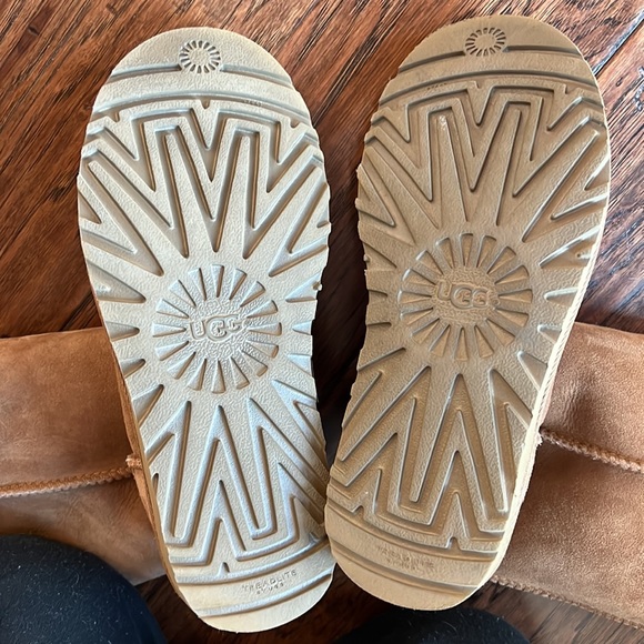 Like New! Uggs boots size 6 - Picture 4 of 9
